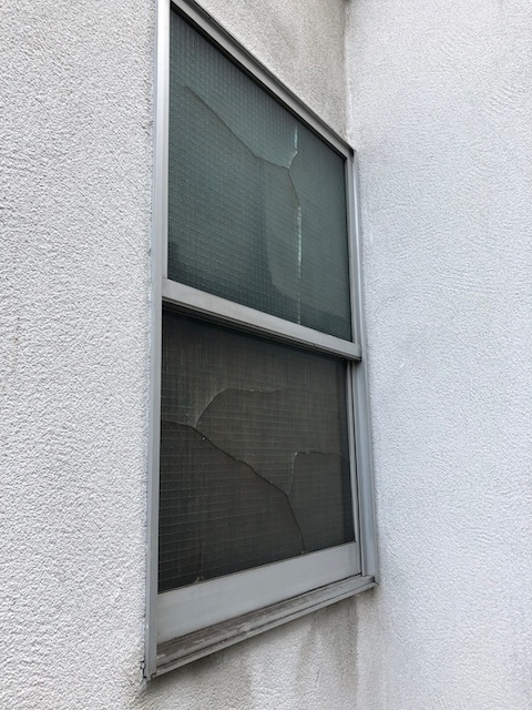 割れた窓